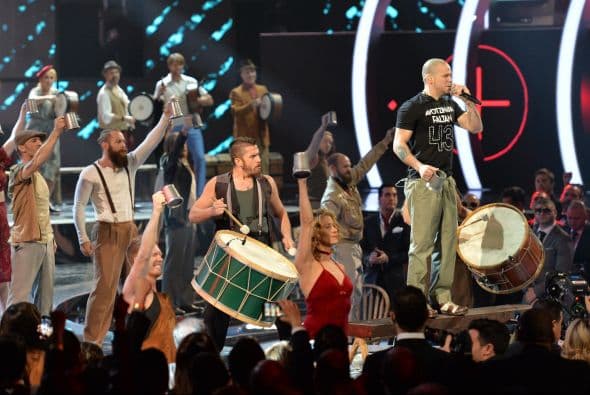 El grupo Calle 13 fue el encargado de abrir de forma magistral la premiación, con una versión especial del sencillo 'El Aguante'.