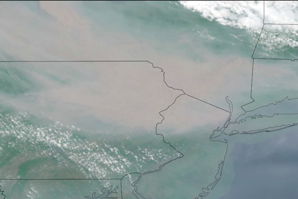 Una imagen satelital que muestra cómo el humo de los incendios de Canadá llega a Nueva York y Penssylvania.