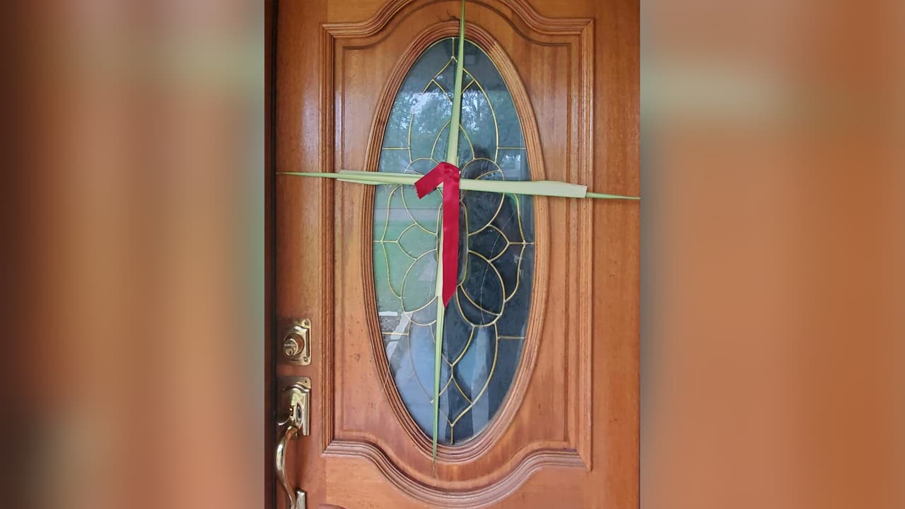 Muchos sacerdotes e iglesias han pedido a los feligreses poner palmas en las puertas de sus casas.