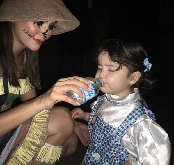 Dorothy terminò sedienta después de recorrer el vecindario y tanto truco o trato.