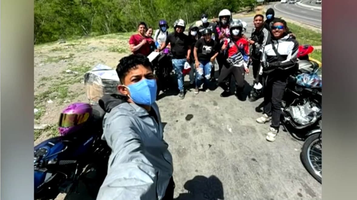 Solidaridad sobre dos ruedas: Un conductor por aplicación utiliza su moto para ayudar en Venezuela