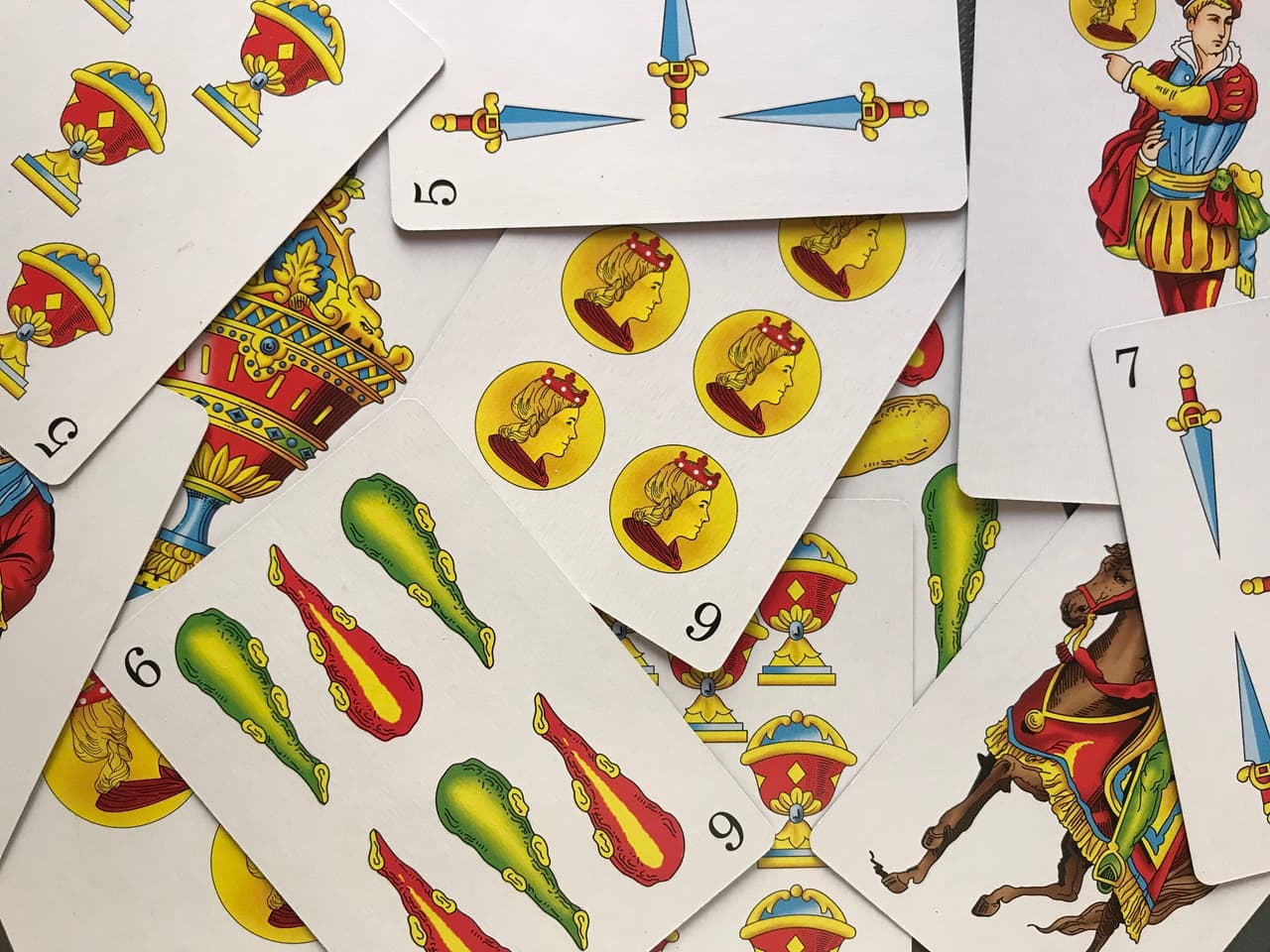 La bajara española es un mazo de 48 naipes o cartas, separados en cuatro "palos" y numerados del 1 al 12, aunque la más común es la de 40 cartas, que omite los ochos y nueves. Las figuras correspondientes al 10, 11 y 12, son llamados aquí "sota" o paje, "caballo" o caballero y "rey".