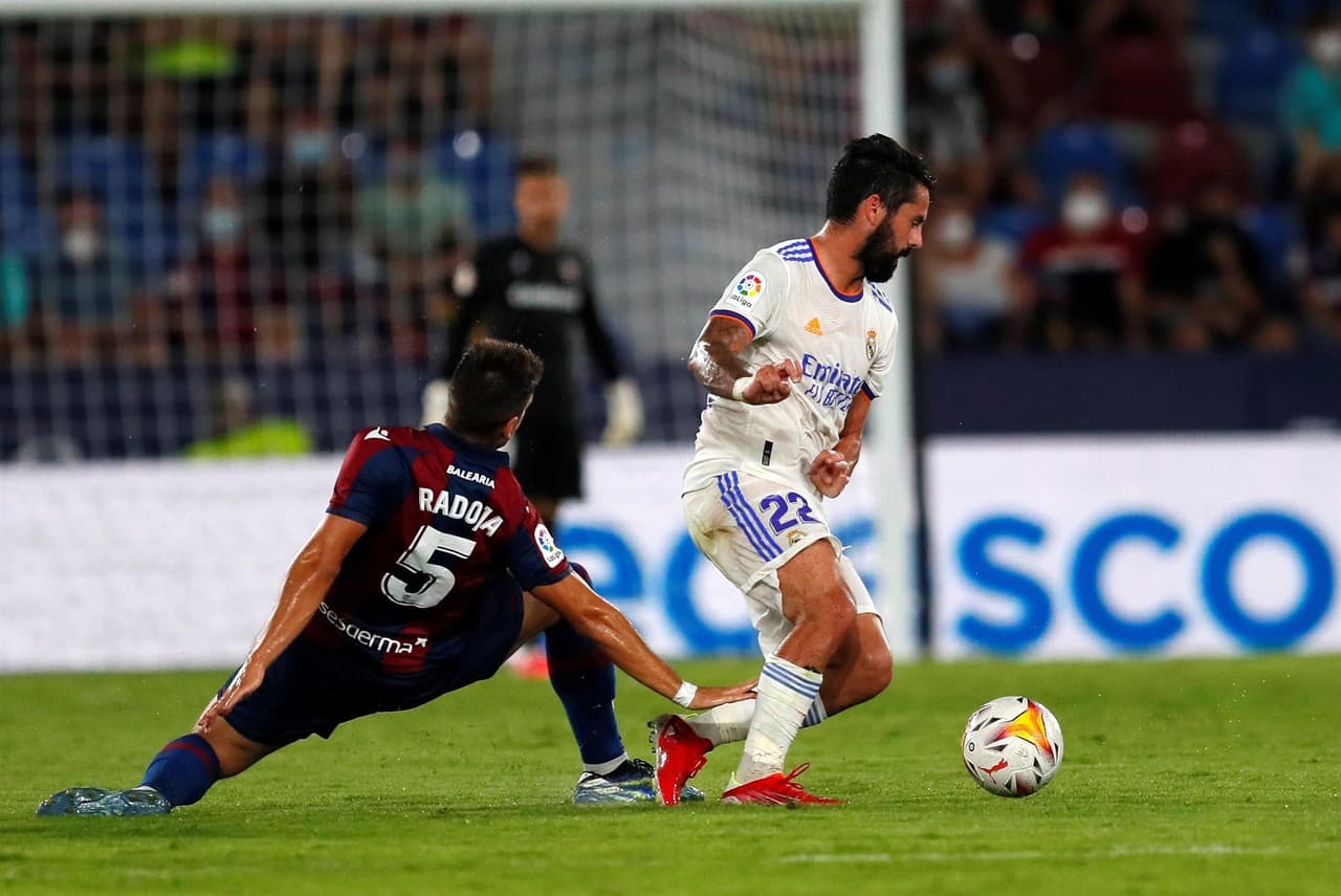 El Real Madrid logra empatar el encuentro 3-3 tras ir perdiendo ante el Levante, durante la segunda Jornada de LaLiga. Roger Marti, José Gomez Campaña y Roberto Suarez Pie fueron autores de los goles de la escuadra de los 'granotes', sin embargo, Bale y el doblete de Vinicius Jr. igualaron marcador y salvaron un punto.