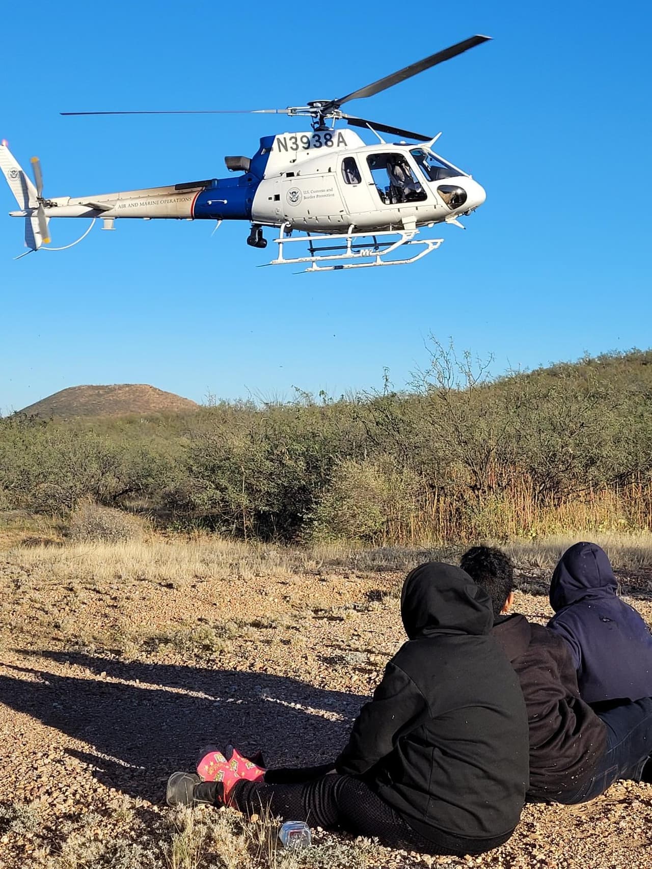 Un cuarto individuo corrió hacia el sur, un helicóptero que estaba en la zona ayudó al agente a localizar al guía, un adolescente de 16 años, ciudadano mexicano. Fue arrestado a 250 yardas de la frontera.