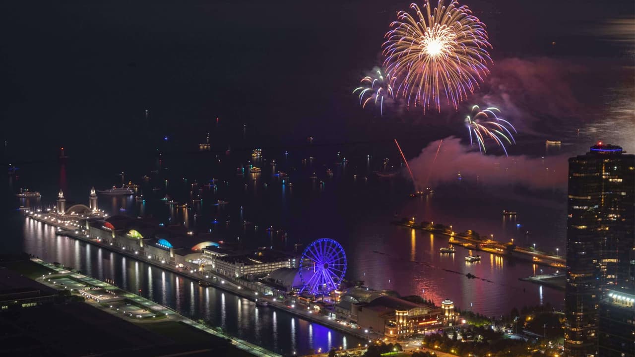 <b>Año Nuevo en las alturas</b>
<br>Si lo que buscas es una perspectiva diferente de los fuegos artificiales, este evento es para ti. Recibe el 2023 desde el piso 94 de la Torre Hancock, en la terraza de CloudBar. Música en vivo, bebidas y viajes ilimitados en “The Tilt”.
<br>
<br>
<b>¿Dónde?</b> 360 Observation Deck, CloudBar (875 Michigan Ave., piso 94. Chicago, Il.)
<br>
<b>¿Cuándo?</b> 31 de diciemrbe de 2022, a partir de las 9 p.m.
<br>
<b>¿Precio?</b> A partir de los $80. Puedes reservar tus boletos en
<a href="https://www.eventbrite.com/e/new-years-eve-in-the-sky-cloudbar-at-360-chicago-tickets-468775067847?utm_source=hoobe&utm_medium=social" target="_blank">este enlace</a>.
