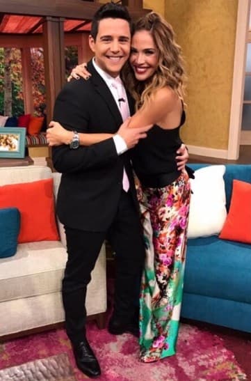 Emotiva fotografía de Karla a Alejandro Chabán luego de que se despidió como conductor de Despierta América (Octubre 11, 2016)