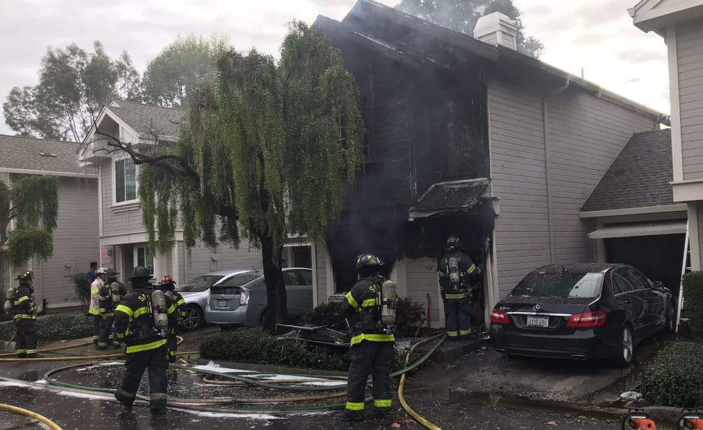 Bomberos de San José trabajando en sofocar el incendio en un condominio. 
<br>