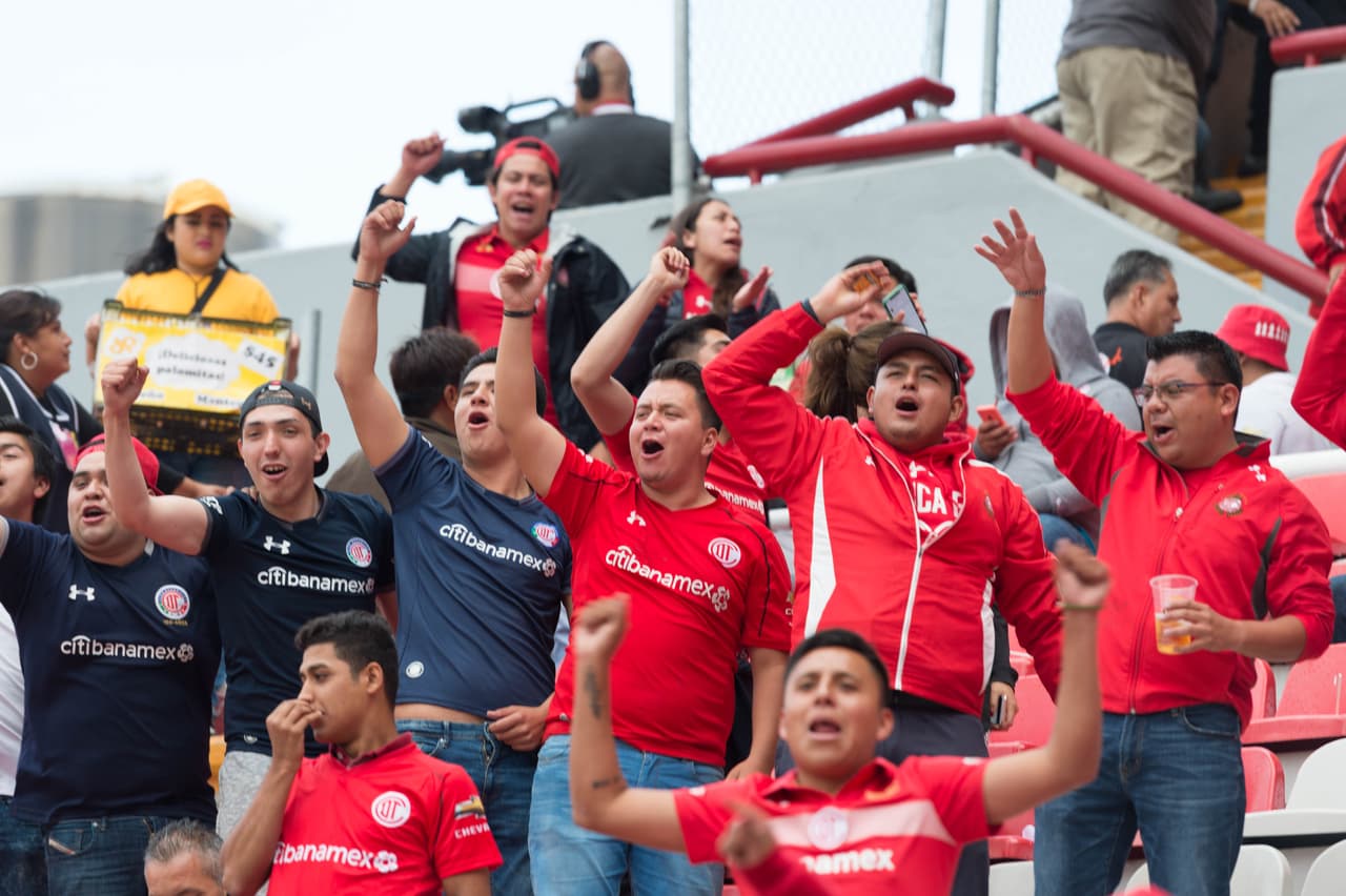 Con la ventaja de ser locales, los aficionados del Necaxa fueron los que primero llegaron al estadio Victoria pero al final se llenó de color y buen ambiente junto a los fanáticos del Toluca.