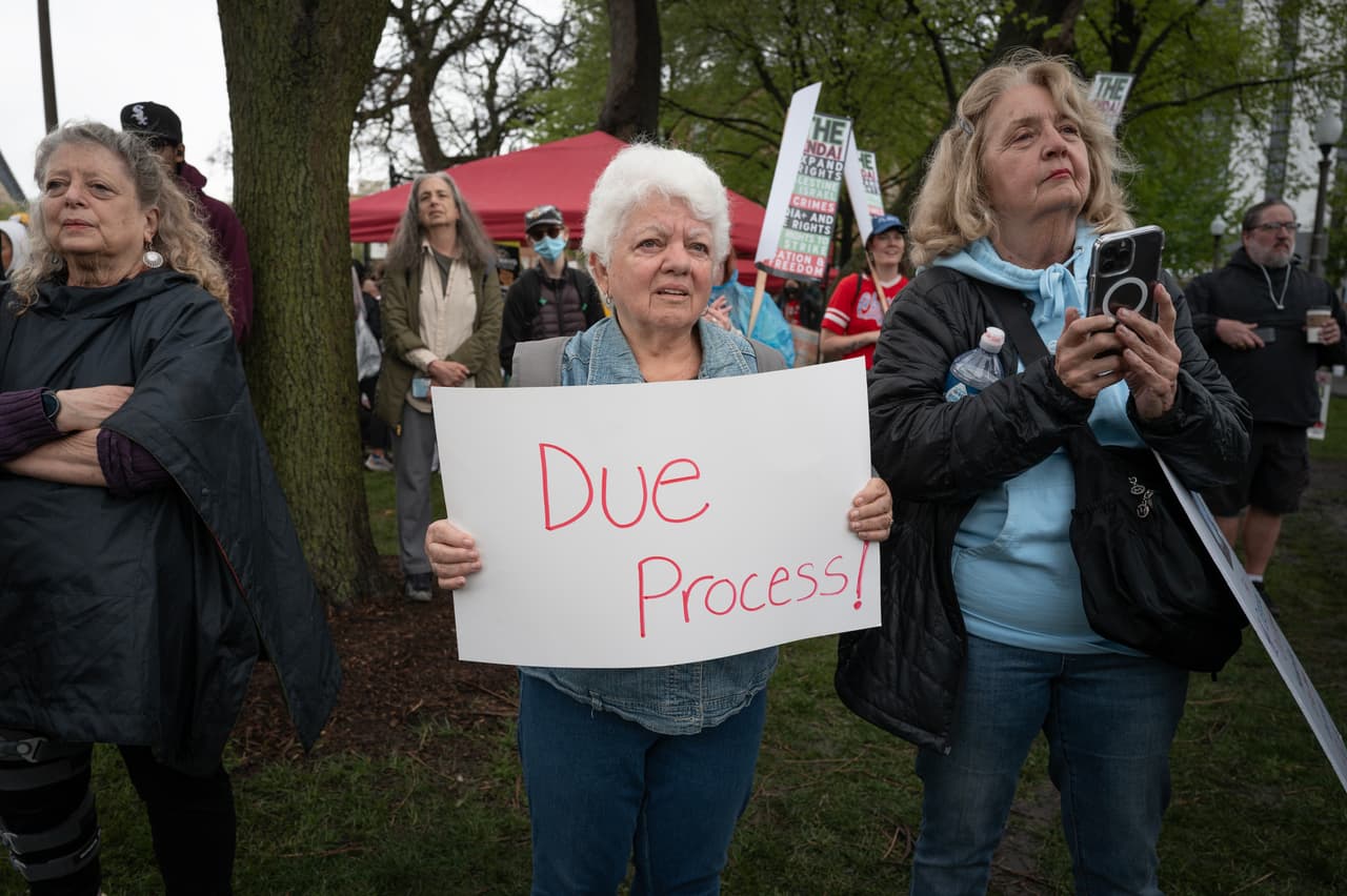Manifestantes se reúnen en Union Park antes del inicio de una marcha para protestar contra las políticas del expresidente Donald Trump y mostrar su apoyo al trabajo sindical, el 1 de mayo de 2025, en Chicago, Illinois.
<br>