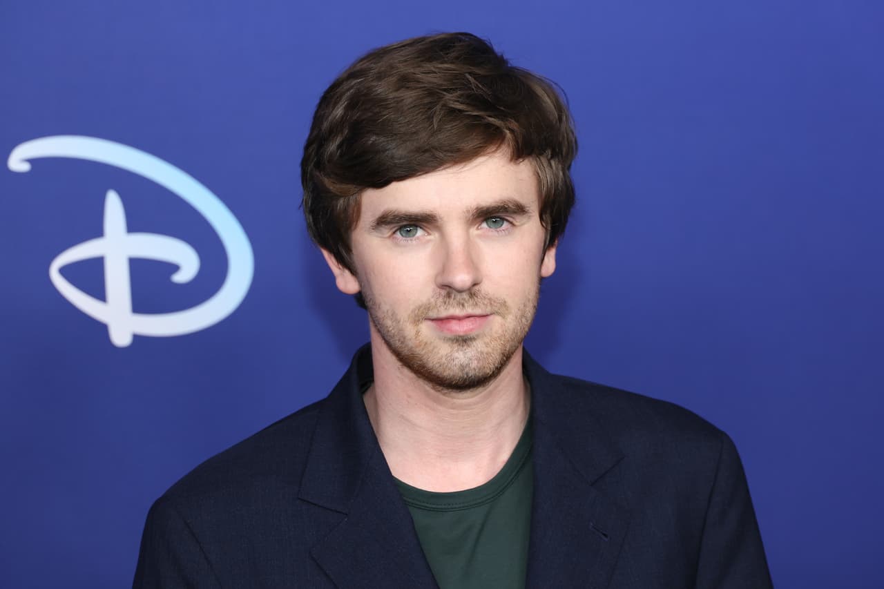 Desde muy joven el actor no ha parado de triunfar en nuevas producciones. Protagonizó las series ‘The Good Doctor’ y ‘Bates Motel’ y actualmente forma parte del elenco de la serie de Amazon Prime ‘Leonardo’.