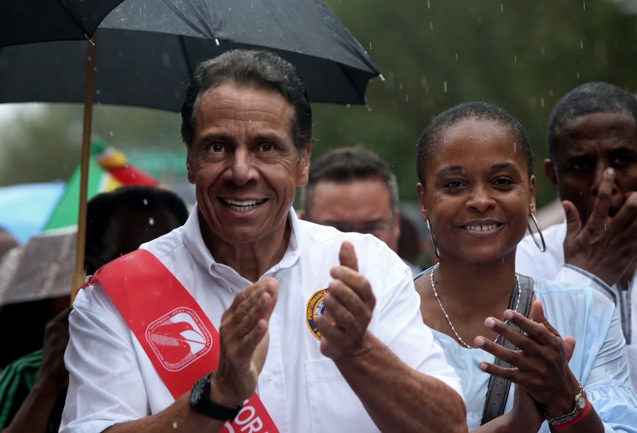 El Gobernador Andrew Cuomo participa en las celebraciones en medio de la lluvia.