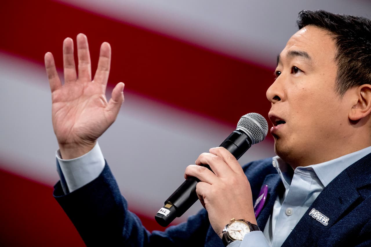 Andrew Yang se retira de la carrera presidencial con un aire ganador