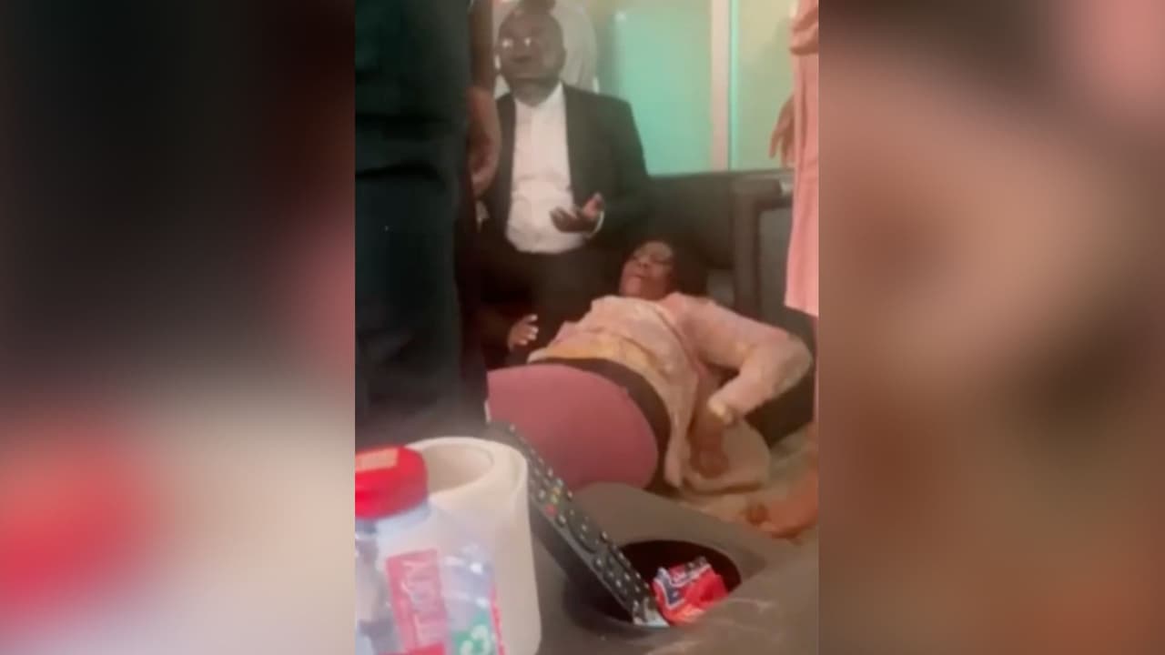 En medio de súplicas, abuela deportada de EEUU a África es arrastrada para enviarla a su país natal