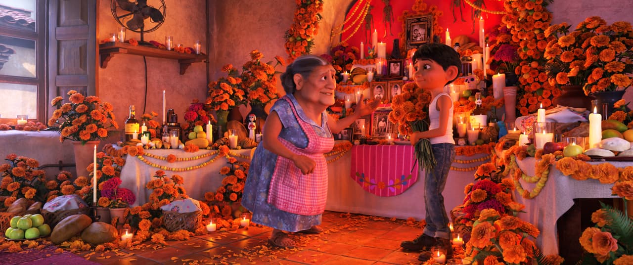 La familia Rivera, como muchas en México, se desbordaba al realizar el altar para recordar a sus muertos. La ofrenda era el centro de la celebración.