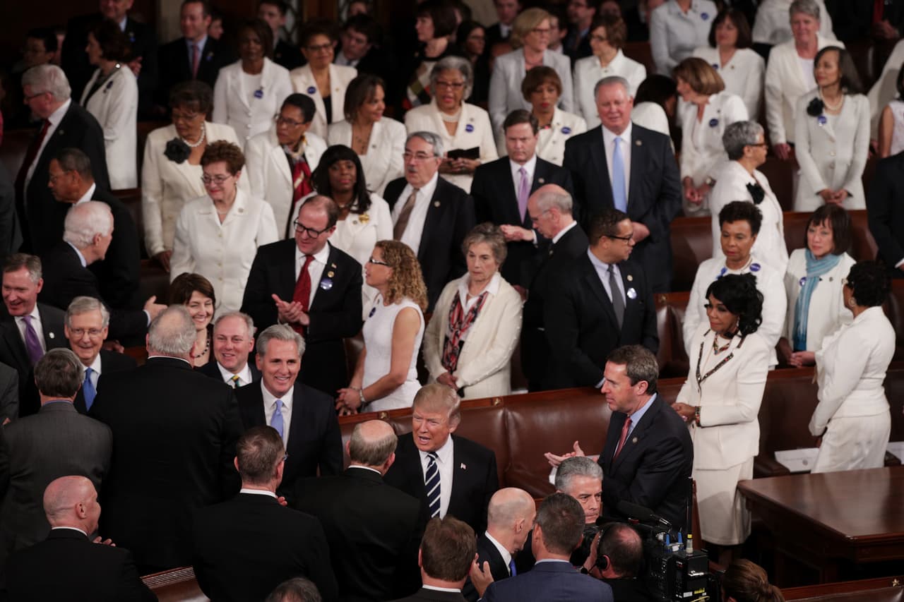 Hace dos años, las demócratas aparecieron por primera vez en bloque, vestidas de blanco, para llamar la atención de lo presentes. Melania encarnó con su traje negro una absoluta oposición y dejó claro que ella no sería la cara amable ni blanda del gobierno del presidente.