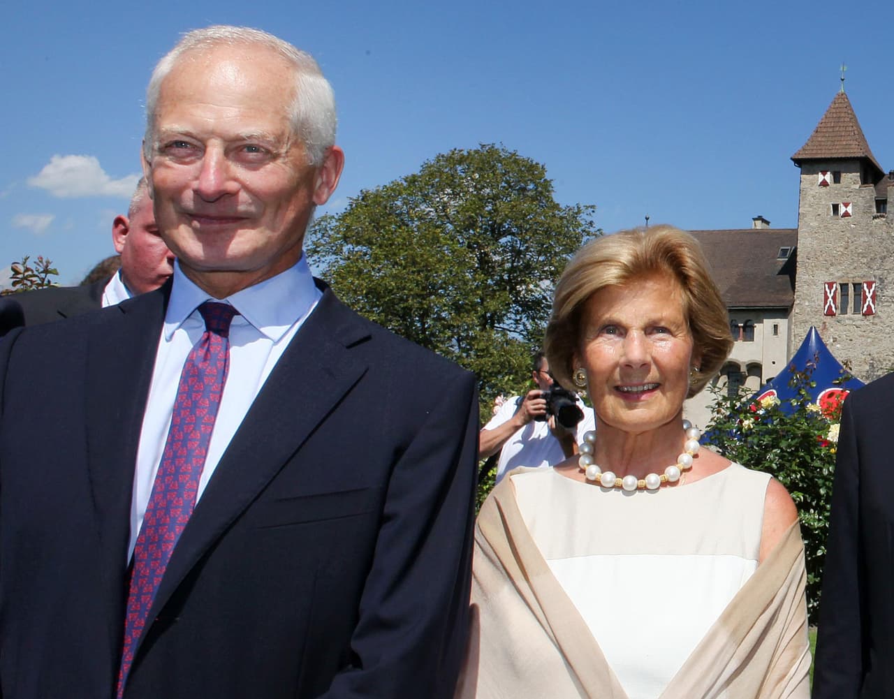 El príncipe Hans Adam II de Liechtenstein recibe una asignación de gastos no gravados por 270,709 dólares en lugar de un salario.