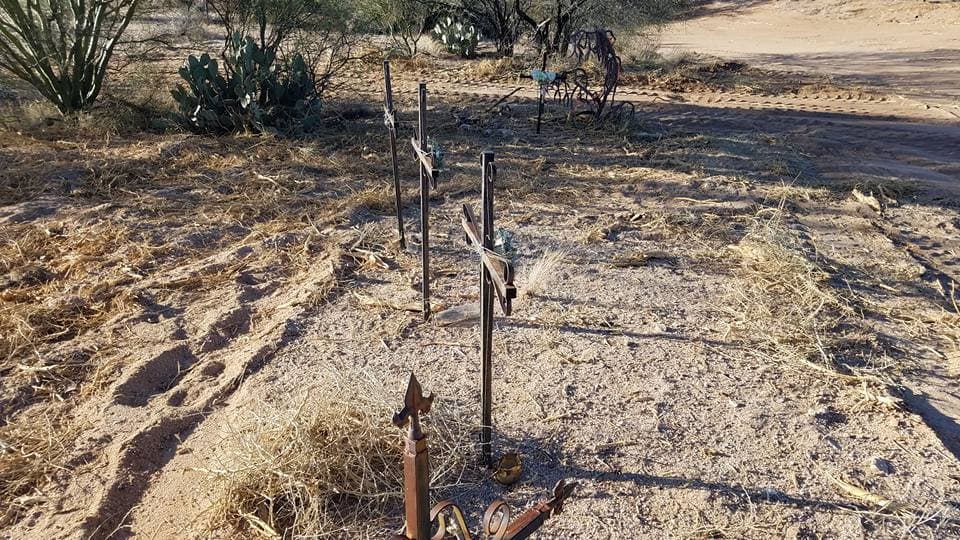 Su lente captó varias cruces, por los migrantes muertos en el desierto.