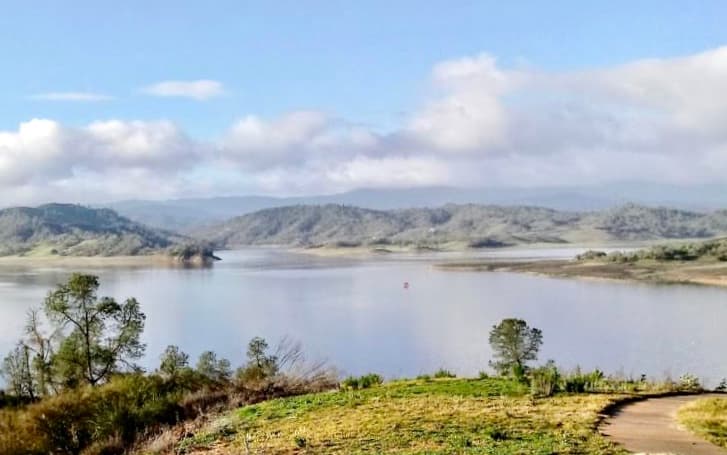 <b>El <a href="https://goo.gl/maps/Kn5eC77rEPAyzLs36" target="_blank">lago San Antonio</a></b> tiene una particularidad en relación al resto, y es que la diversión no sólo está en el agua. Aquí se puede explorar el entorno montando caballo, andando en bicicleta, explorando la flora y fauna típica, donde te puedes sorprender con nidos de águilas y ciervos merodeando por el área. 
<br>En cuanto a la pesca, el más popular de los pescados es el róbalo rayado, pero también viven los catfish, las truchas y lobinas. 
<b>El lago San Antonio se ubica sólo a 7 millas del Lago Nacimiento y a 30 millas de Paso Robles en el condado de Monterey</b>, y el área destinada para el camping es la orilla sur del lago, la cual tiene estacionamiento para casas rodantes, baños y duchas. Para ingresar, debes cancelar $15 dólares por vehículo (hasta 8 personas).