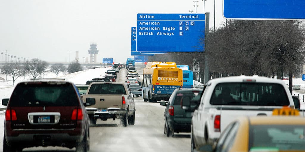 <b>07/10: Dallas. </b>La demora anual en Dallas para los conductores fue de 40 horas en 2020. A pesar de que la pandemia afectó seriamente a las cadenas de suministro, los camioneros siguieron entregando los productos en nuestro momento de necesidad" dijo el coautor del informe, Bill Eisele. Los proveedores lograron esto en buena medida cambiando a entregas más nocturnas o a primeras horas de la mañana, lo cual también alivió las horas pico del día.