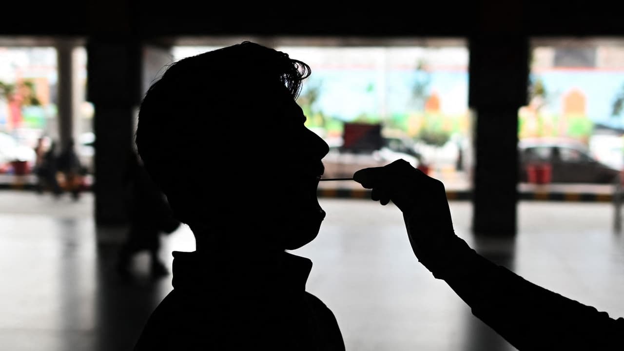 Según cifras oficiales, California ya registra más de 40 casos de la variante ómicron del coronavirus, generando preocupación entre la comunidad y expertos de la salud, quienes señalan que muchas de las infecciones se han presentado en personas sin un historial de viaje al exterior. Debido a esta situación, desde este miércoles regresó el mandato del uso obligatorio de mascarilla en espacios cerrados en todo el estado.