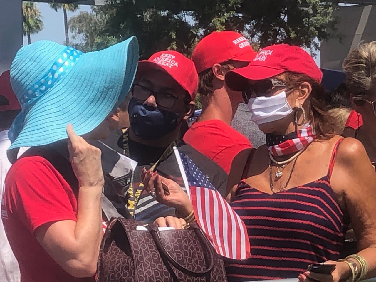 Se observa a muchas personas con máscaras en las filas otras no hicieron caso a la orden del uso obligatorio para prevenir la propagación del coronavirus.