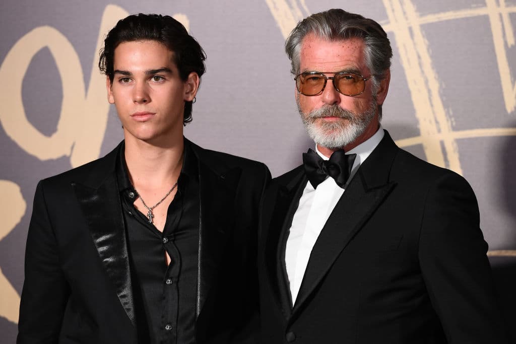 El hijo de Pierce sacó sus ojos azules y su elegancia a la hora de posar para las cámaras.