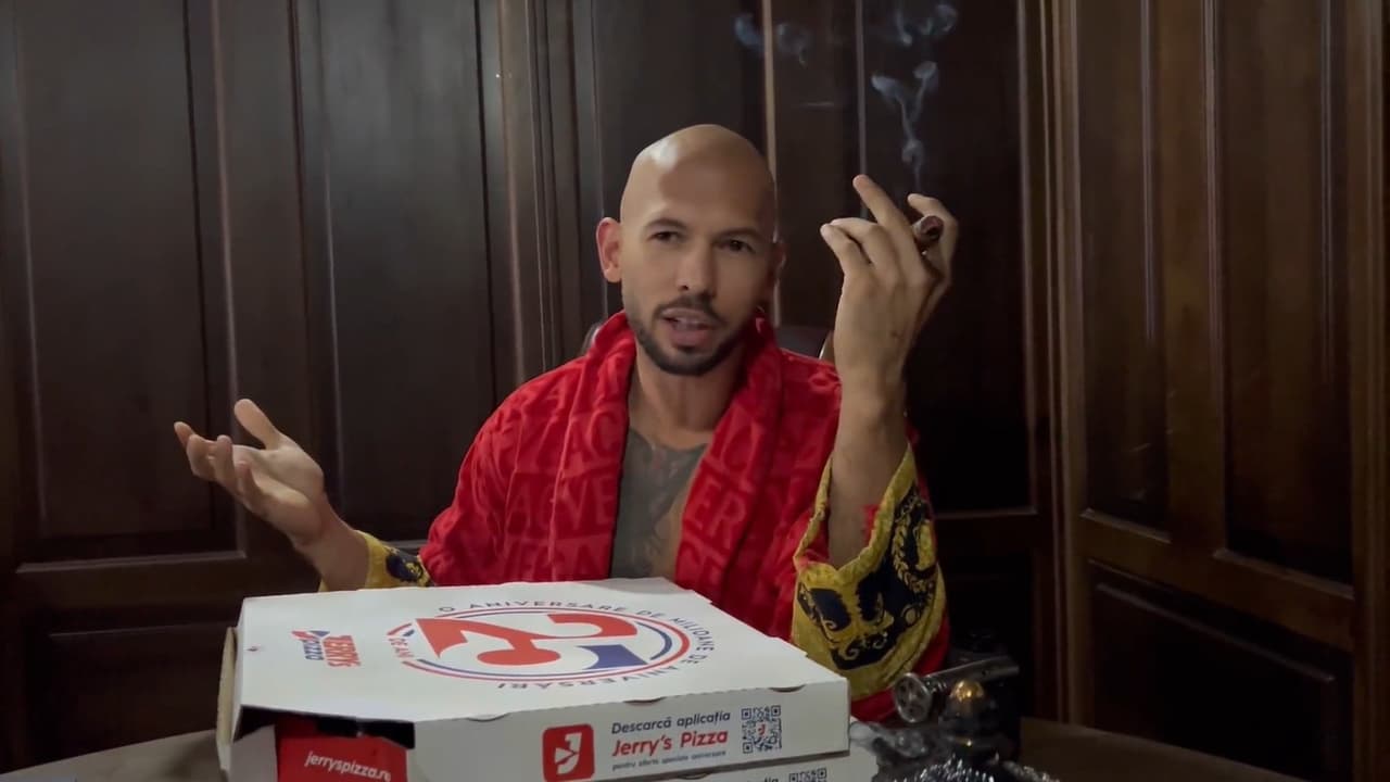 Captura de pantalla del video publicado por Andrew Tate en Twitter, en el que se ven las dos cajas de pizza.