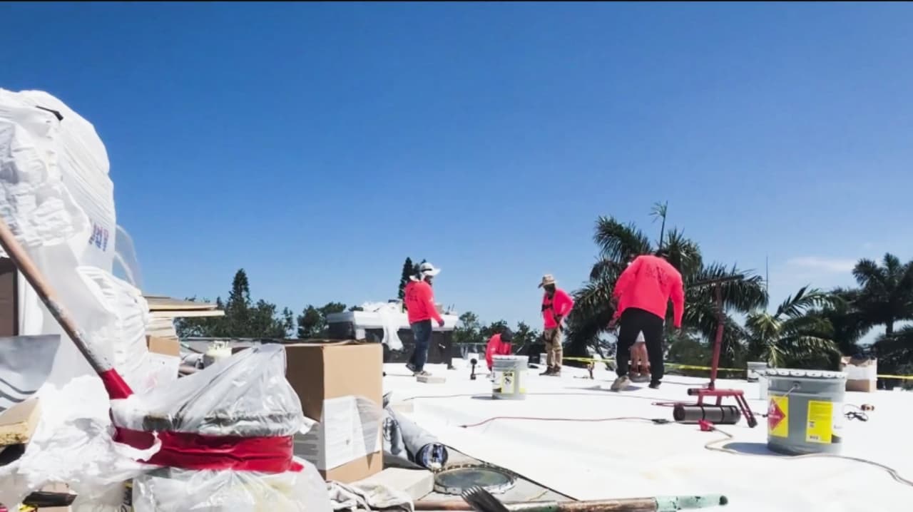 “Los indispensables”: inmigrantes sostienen la construcción de Florida desde techos