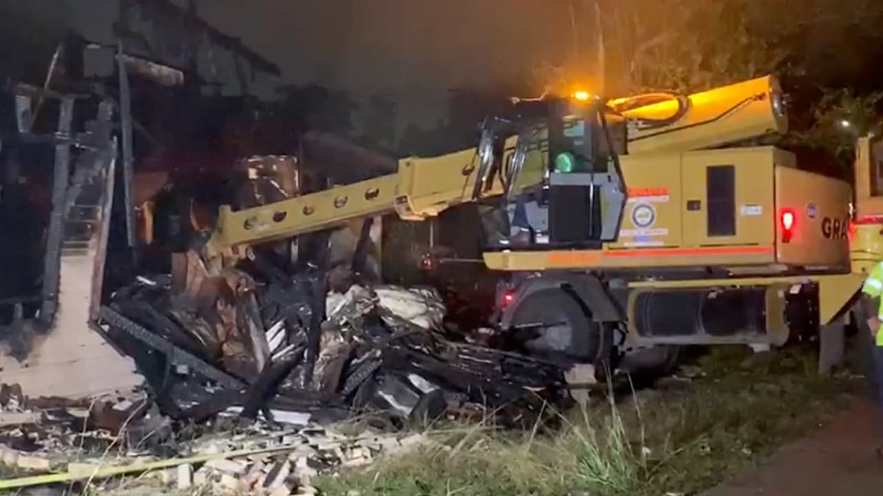 Las autoridades investigan si los dos incendios tienen alguna relación entre sí. No se reportaron heridos.