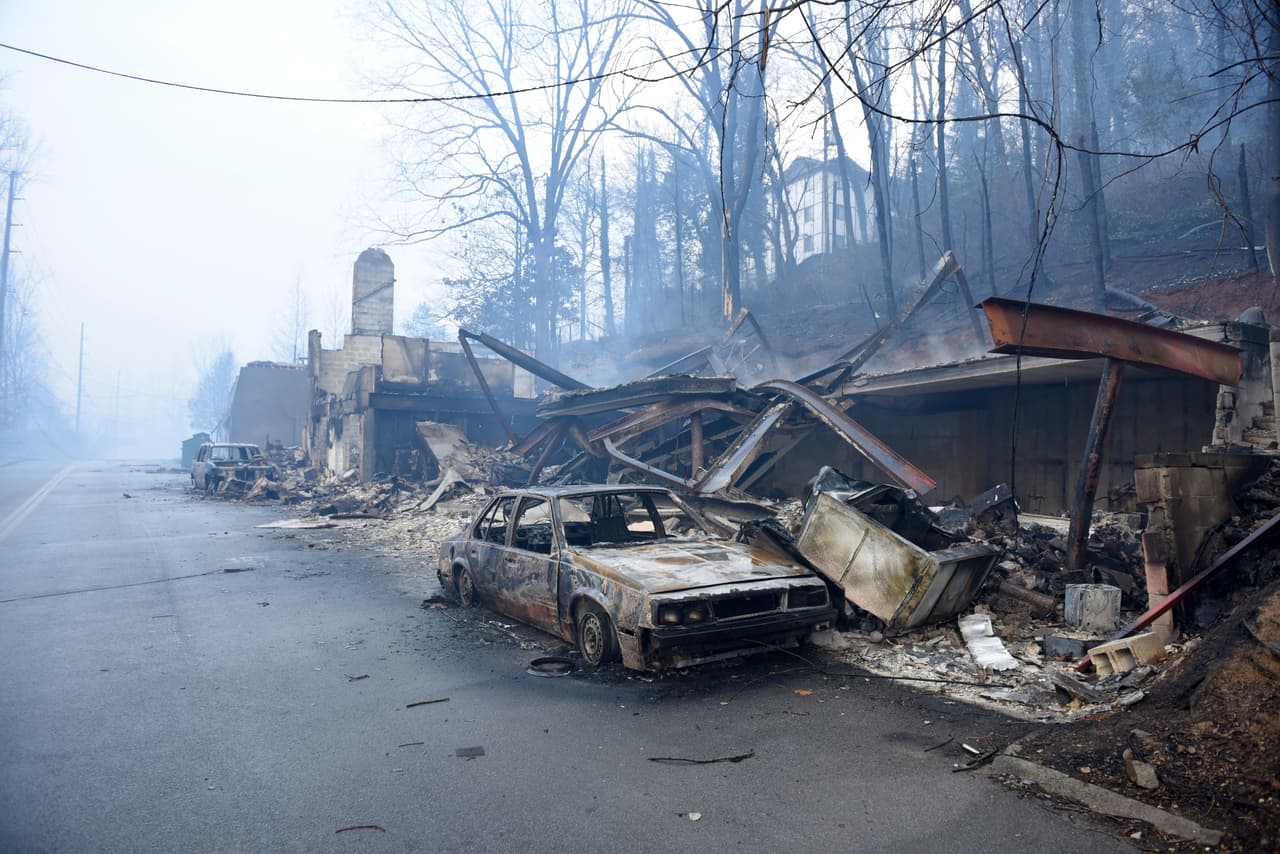 Las construcciones y vehículos en Gatlingbur, afectados por el incendio forestal. Aunque comenzó a llover en algunas zonas, no ha sido suficiente para contener el incendio.