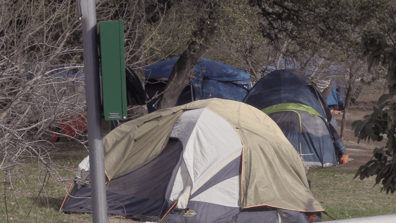 Indigentes en Austin no podrán acampar en la ciudad una vez se certifiquen los votos 

