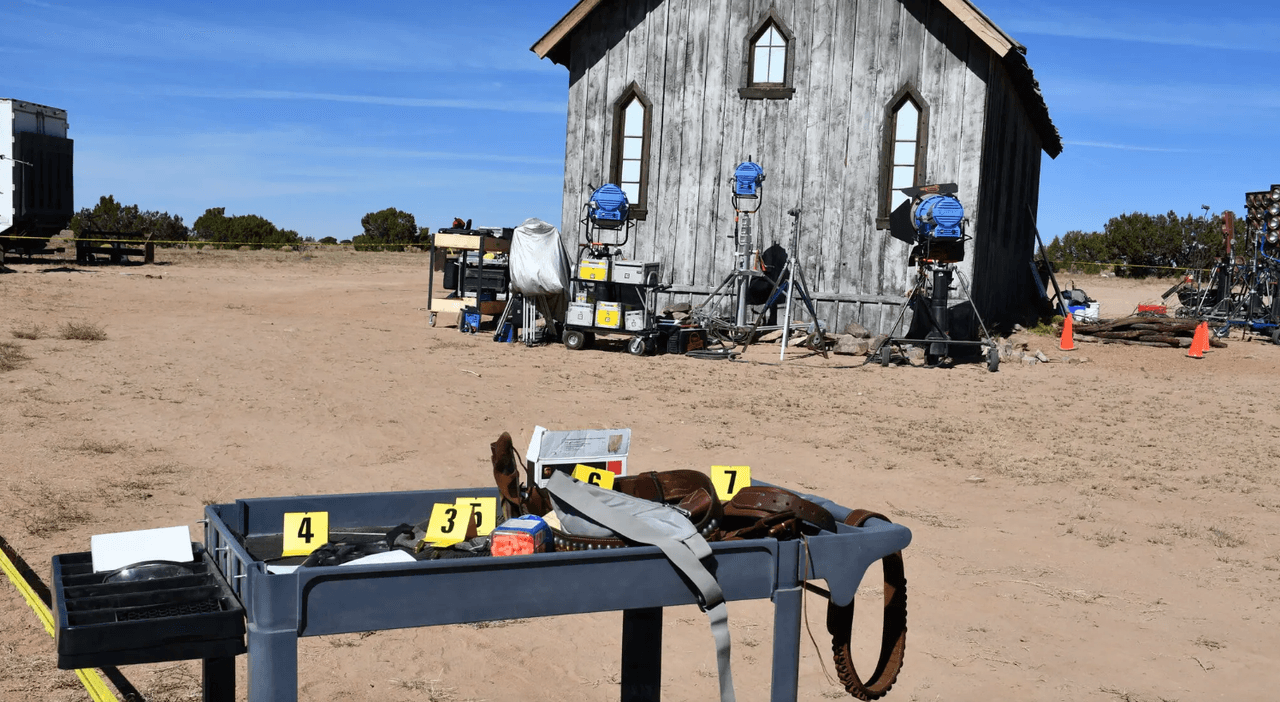 Los archivos publicados incluyen grabaciones de la cámara de solapa tomadas por un oficial al llegar al rancho del rodaje donde los médicos están atendiendo a los heridos, con un helicóptero de evacuación zumbando por encima. La
<a href="https://www.univision.com/noticias/sucesos/armera-pelicula-rust-baldwin-hannah-gutierrez-reed-sabotaje-incidente-fatal"> armera de la producción cinematográfica rompió a llorar</a>.