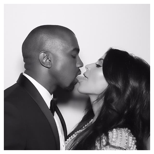 Uff! Kim y Kanye celebraron su aniversario de esta manera, con muchos besos.