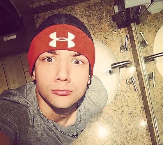 La típica selfie desde las alturas no puede faltar en las redes de Luis Coronel.