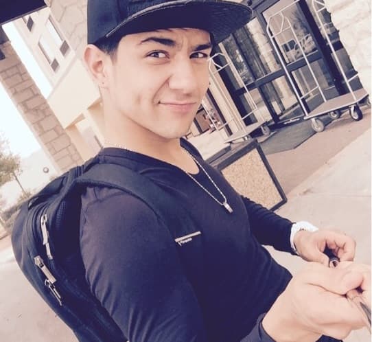 Tan fanático de tomarse fotos se ha vuelto, que ya hasta tiene su porpio selfie stick.