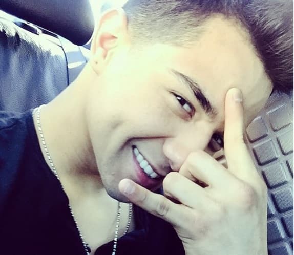 Su carisma, talento y espontaneidad distinguen su personalidad.