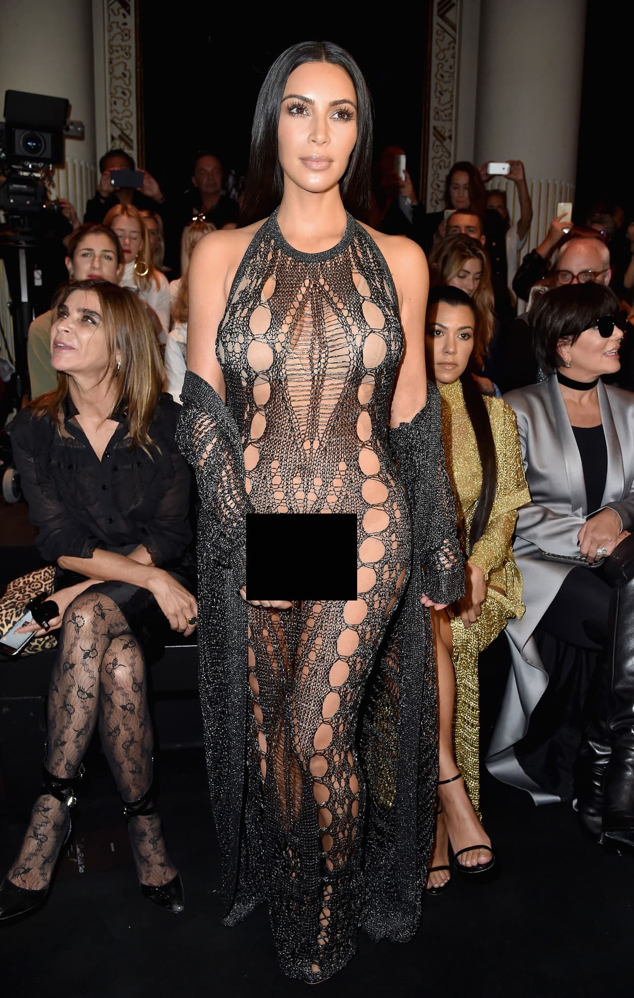 La esposa de Kanye West optó por un diseño bordado con enormes agujeros que dejaban a la vista mucha piel.