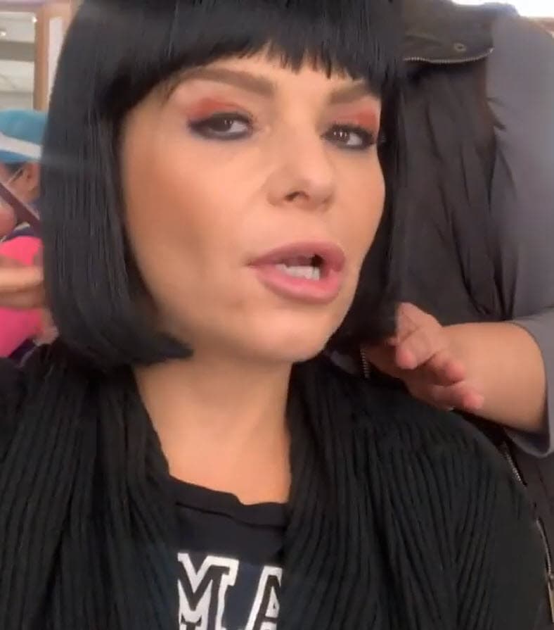 No ha sido el único cambio. También publicó 
<b><a href="https://www.instagram.com/p/CBvaFatgXI8/" target="_blank">este video</a></b> en que es sometida a un proceso de imagen en el que le colocaron una peluca negra con la que luce como una Itatí Cantoral muy distinta. 
<br>