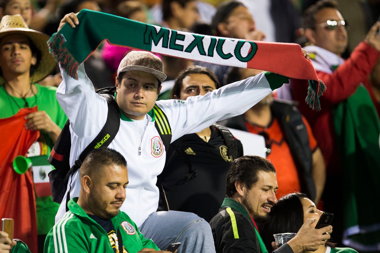 Los fanáticos mexicanos prendieron la fiesta en Las Vegas en medio del amistoso contra Islandia. Disfraces, colorido, amigos, familias, bellas mujeres y hasta música fueron parte del colorido de los presentes. El orgullo mexicano estuvo en todas las prendas.