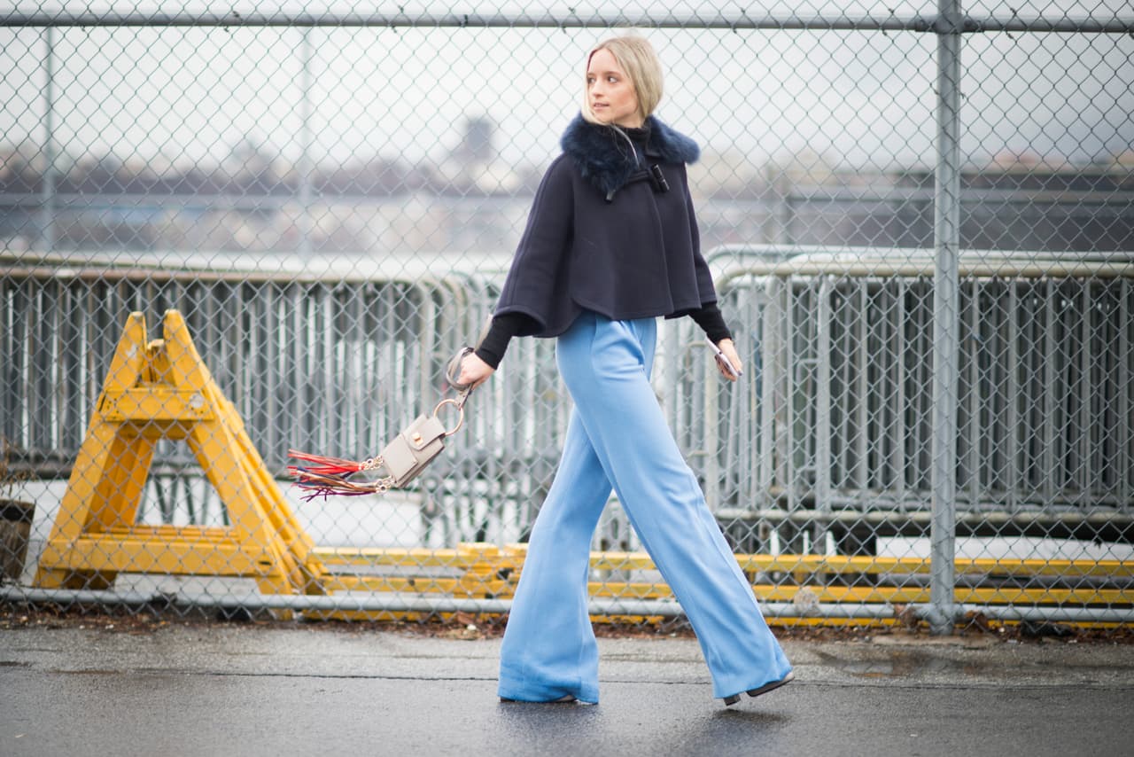 Alargan la figura, porque hacen parecer que las piernas fueran infinitas y favorecen a las que no tienen muy buenas piernas, porque de tajo las esconden. Los pantalones tipo "pallazzo" son unos buenos amigos que hay que tener en el clóset esta temporada. Fotografías: Getty Images