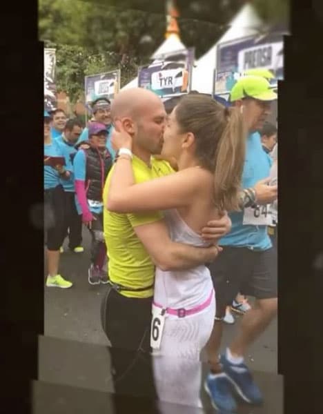 Felizmente aceptó y le dio un beso tras decirle que 'sí'.