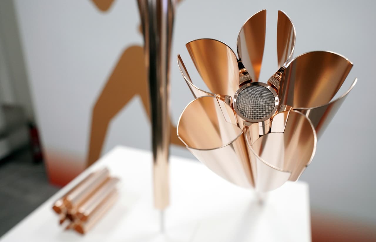 La antorcha de Tokio 2020 fue presentada en una ceremonia en Japón, un año antes de la llegada de la llama olímpica al país. Los relevos comenzaran el 26 de marzo para recorrer la nación durante 121 días hasta el 24 de julio de 2020.