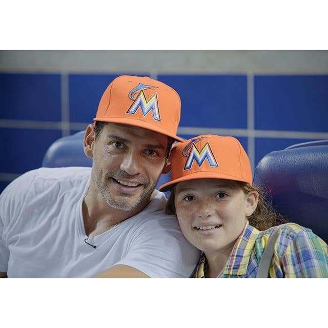 También disfrutan asistir a partidos de béisbol juntos.