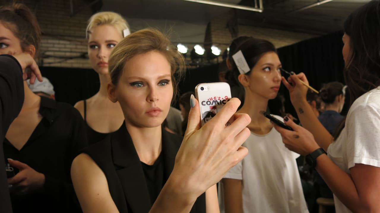 La piel tiene un efecto glowing en donde se ve muy sana, con un acabado natural y nada cargada de maquillaje.
<br>