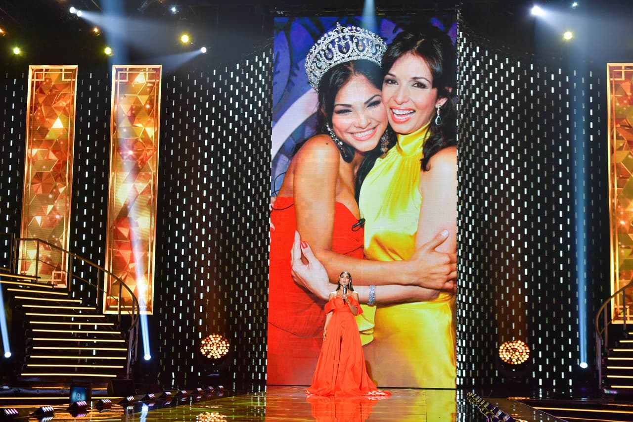 La conductora señaló que su vestido rojo era para recordar el color que usó el día que fue coronada reina en 2007, algo que también aplicó Giselle Blondet, pues para la gran final fue vestida de amarillo, como en esa gran final de hace 14 años.