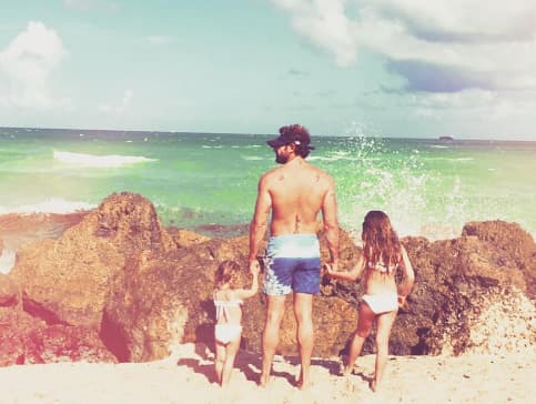 "Cuando regreso las disfruto enormemente, trato de darles tiempo de calidad, de estar con ellas al cien por ciento, disfrutarlas al máximo. Las amo. Amo estar con mi familia, es donde encuentro paz, tranquilidad, es donde uno puede ser uno mismo", explicó el actor para 
<i>People en Español</i>.