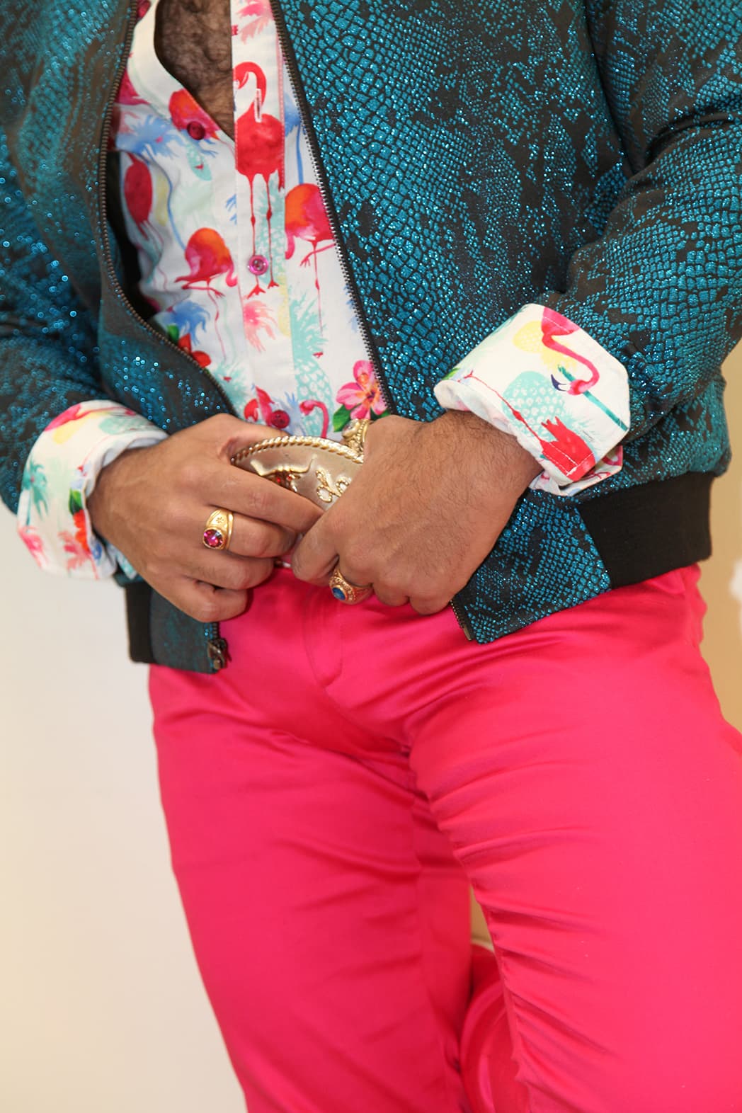 Para el sexto show regresó a los colores pastel. Esta vez se vistió con un pantalón rosa, una chamarra azul y una camisa de flamingos.