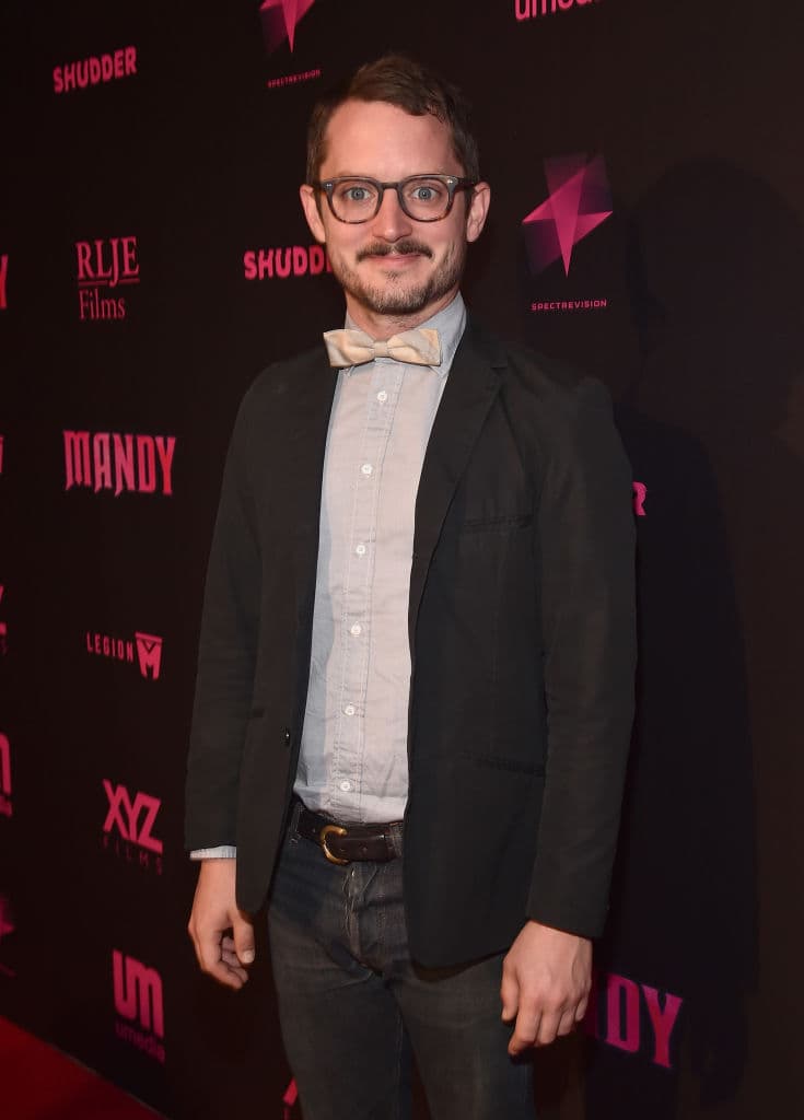 The Lord of the Rings: The Fellowship of the Ring (2001) - En la Tierra Media, el Señor Oscuro Sauron ordenó a los Elfos que forjaran los Grandes Anillos de Poder. Tres para los reyes Elfos, siete para los Señores Enanos, y nueve para los Hombres Mortales. Pero Saurón también forjó, en secreto, el Anillo Único, que tiene el poder de esclavizar toda la Tierra Media.
<br>