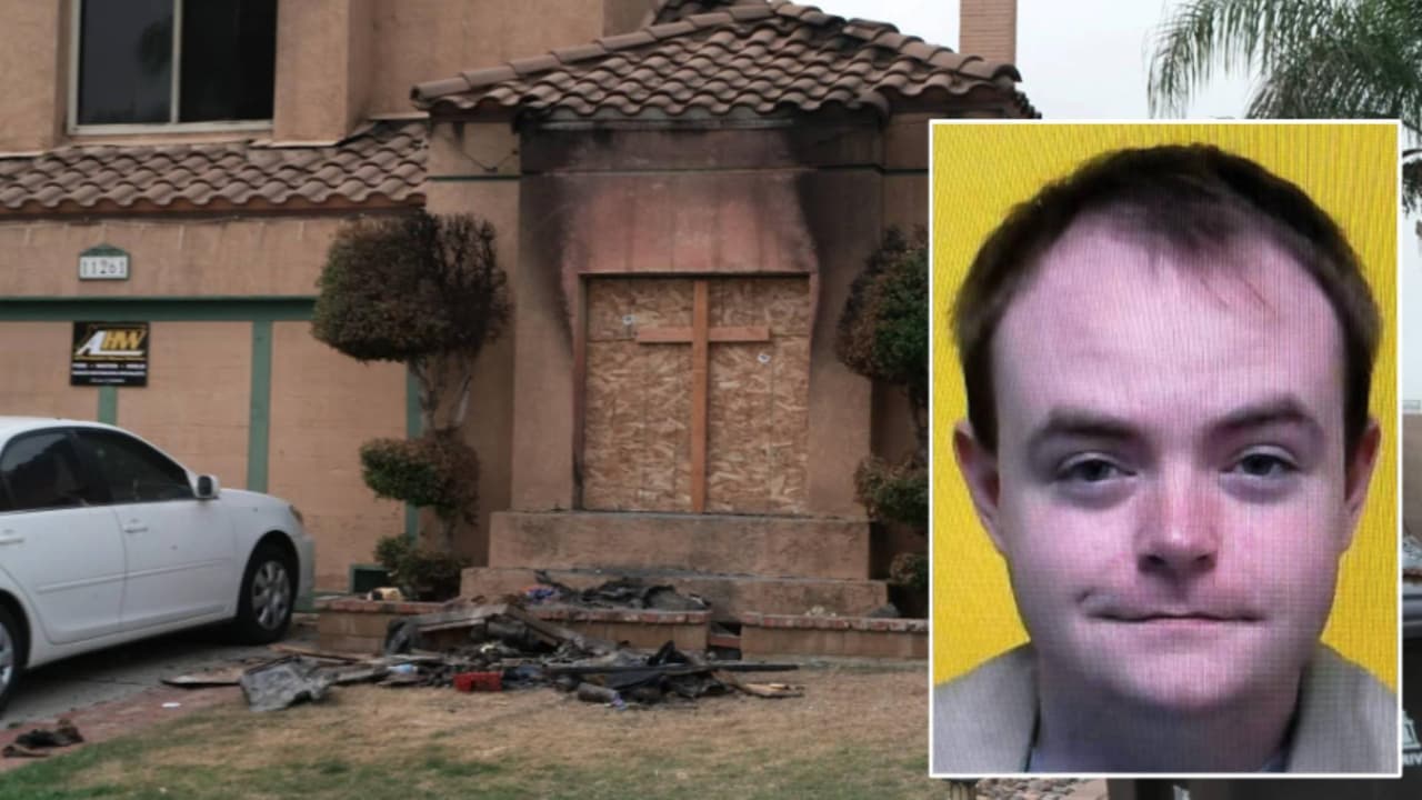 Según el reporte de la policía, Edwards conoció a una menor de 15 años a través de internet y 
<a href="https://www.univision.com/shows/noticiero-univision/engano-de-un-policia-a-una-menor-deriva-en-un-triple-homicidio-autoridades-senalan-que-es-un-caso-de-catfishing-video">engañó a la menor sobre su identidad. </a>