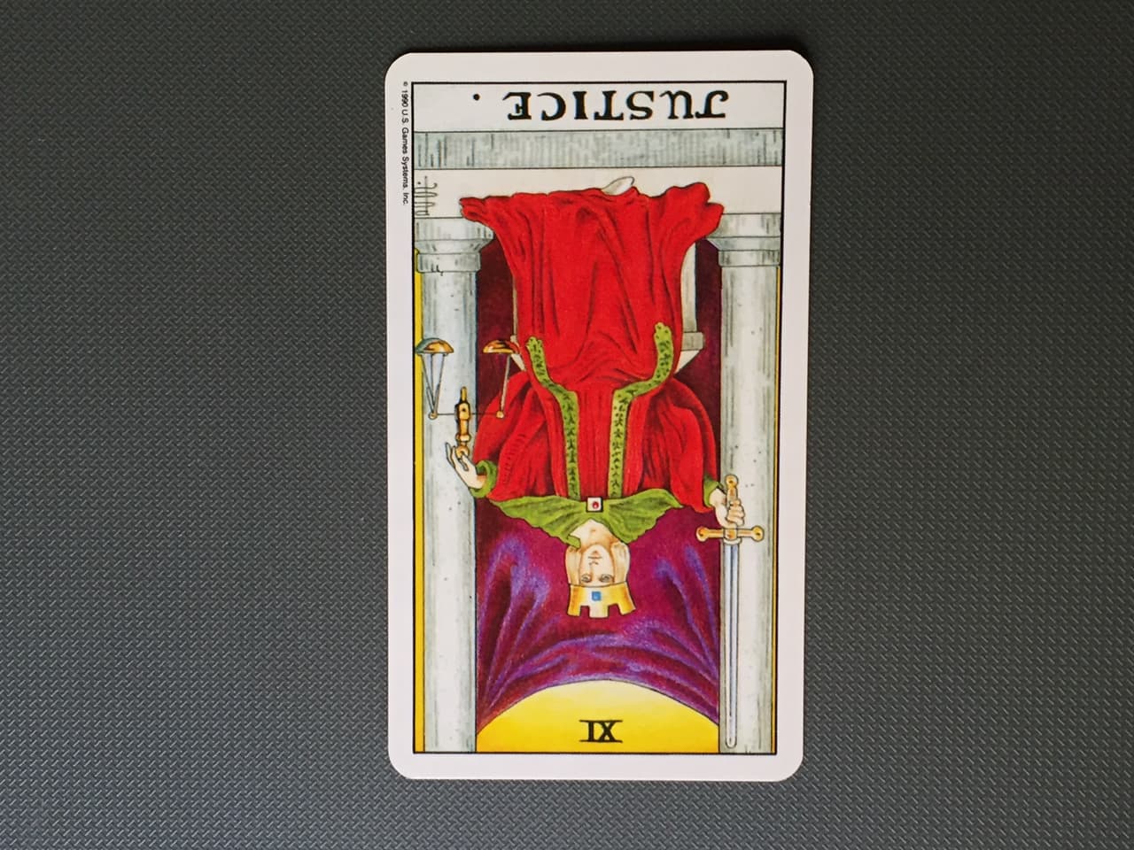 Como recordarás, el significado de una carta de tarot varía si te sale al revés durante tu consulta. En el caso de la Justicia, simboliza algo injusto en tu vida. Quiere decir que hay algo malo en algún ámbito. Hay quizá deshonestidad, falta de honradez con algunas personas o incluso tal vez contigo mismo.